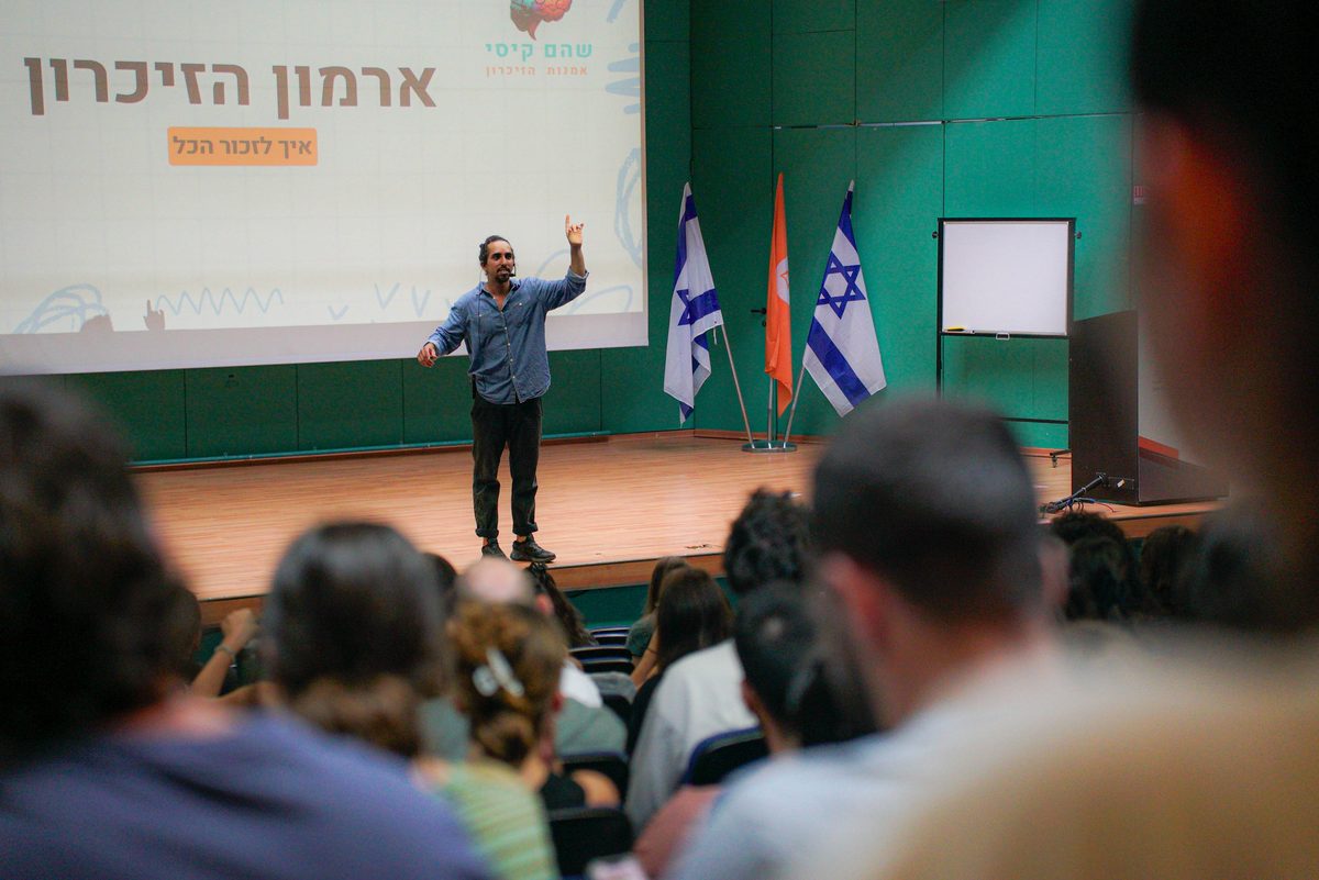 שהם קיסי מרצה מול קהל
